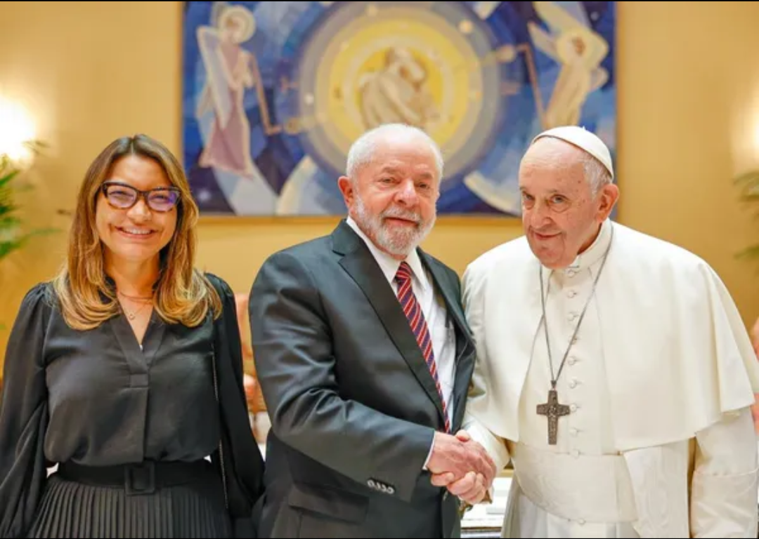 Após morte de Francisco, Lula questiona demora para escolha de papa latino-americano: 'Algo está errado'