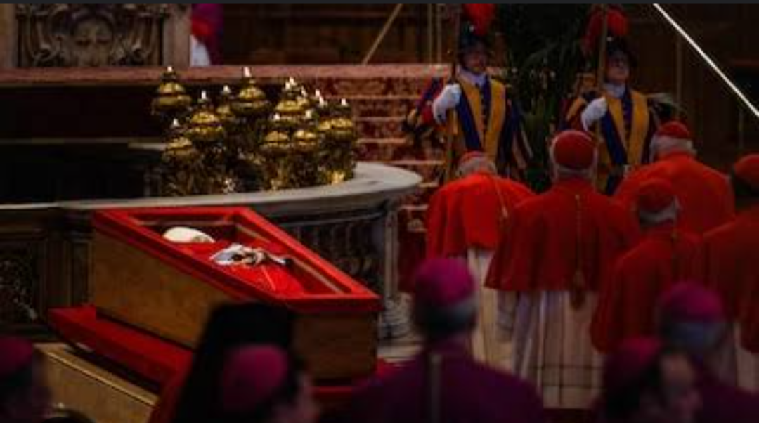 Cardeais visitarão caixão do papa Francisco juntos um dia após funeral; 149 já chegaram para o conclave