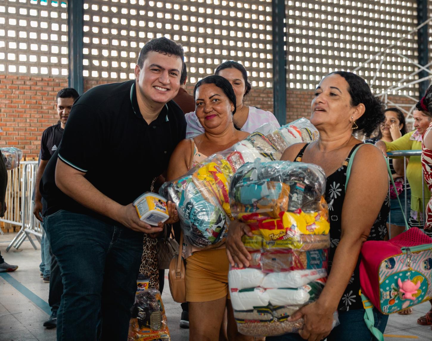Prefeito Carlos realiza entrega de mais de 1.500 cestas básicas para famílias atendidas pelos CRAS em Rio Largo 