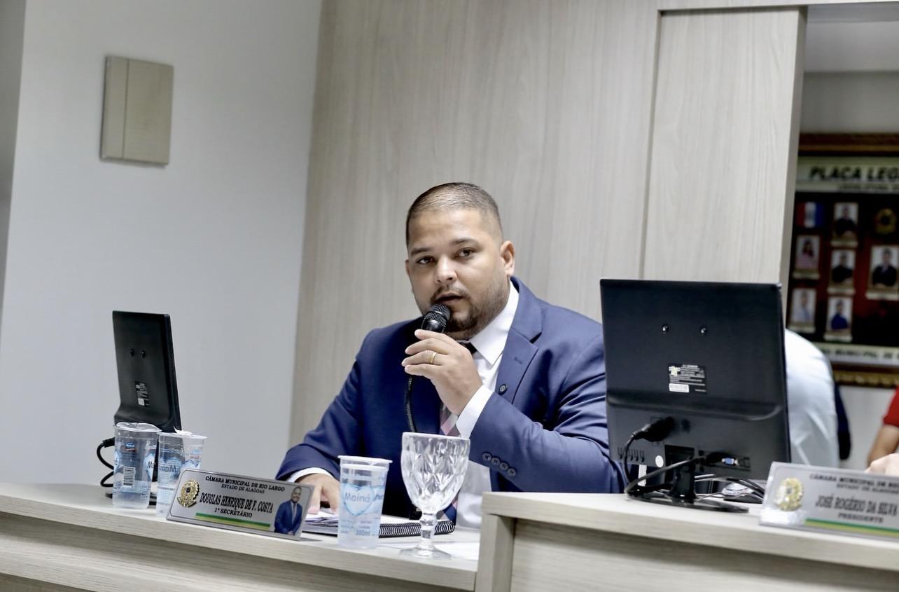 Projeto de Douglas Costa garante que escolas municipais só recebam nomes de servidores da educação