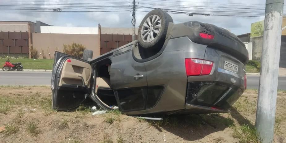 Carro capota em trecho próximo ao aeroporto de AL; trânsito ficou lento