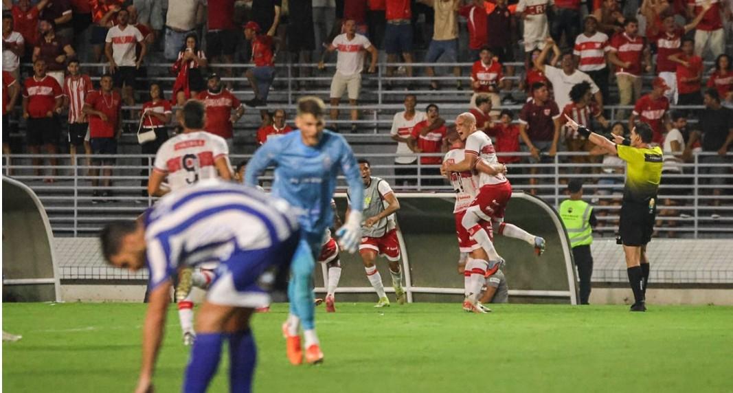 Em clássico quente, CRB vence com um a menos e sai na frente do CSA na semifinal