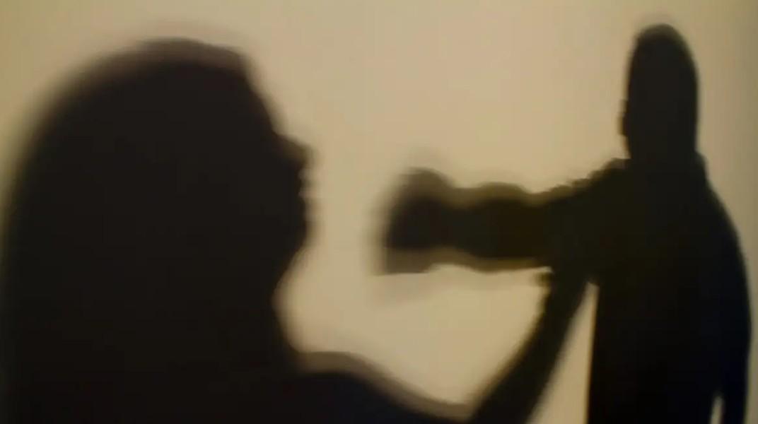 Homem suspeito de espancar esposa confessa roubo durante abordagem