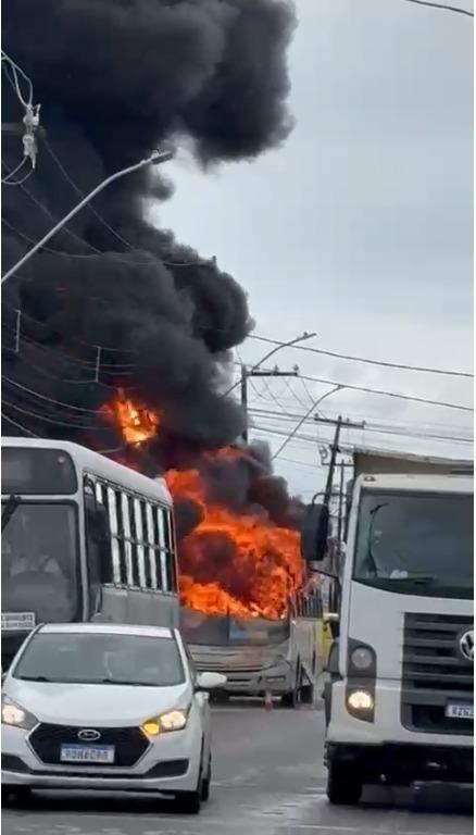 Incêndio destrói ônibus urbano, causa pânico e deixa trânsito lento;