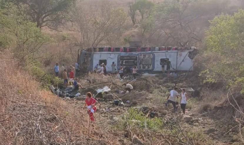 Ônibus com romeiros capota na AL-220 e deixa mortos e feridos no Médio Sertão de Alagoas