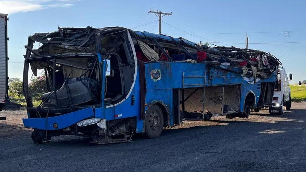 Ônibus com trabalhadores rurais tomba após pneu estourar e seis pessoas morrem