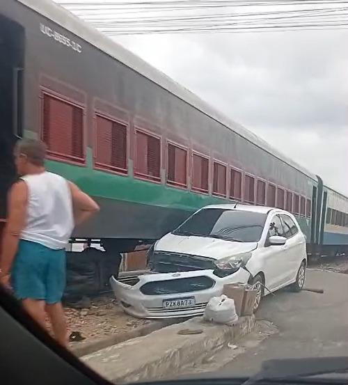 Carro é atingido por trem ao tentar cruzar linha férrea em Rio Largo