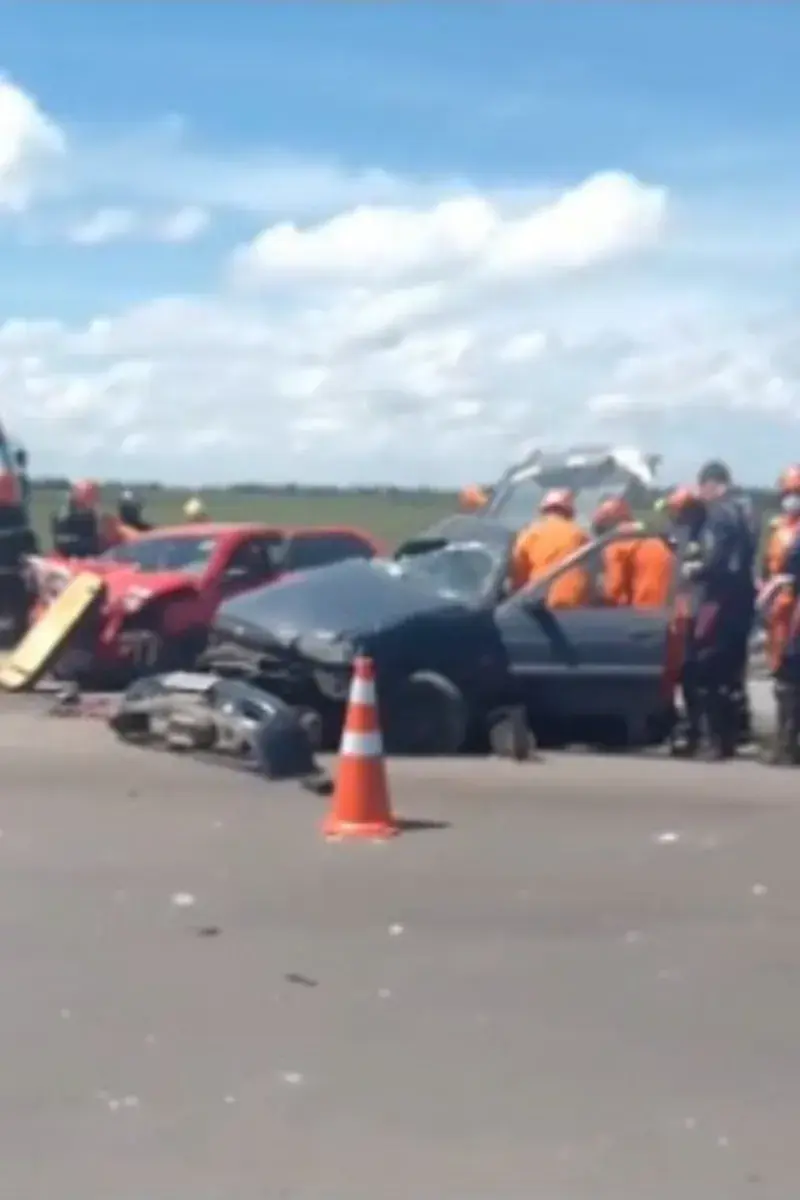 Colisão entre dois carros deixa cinco feridos no Benedito Bentes, em Maceió
