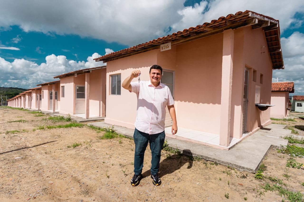 Prefeito Carlos anuncia data para entrega das chaves de 609 casas em Rio Largo