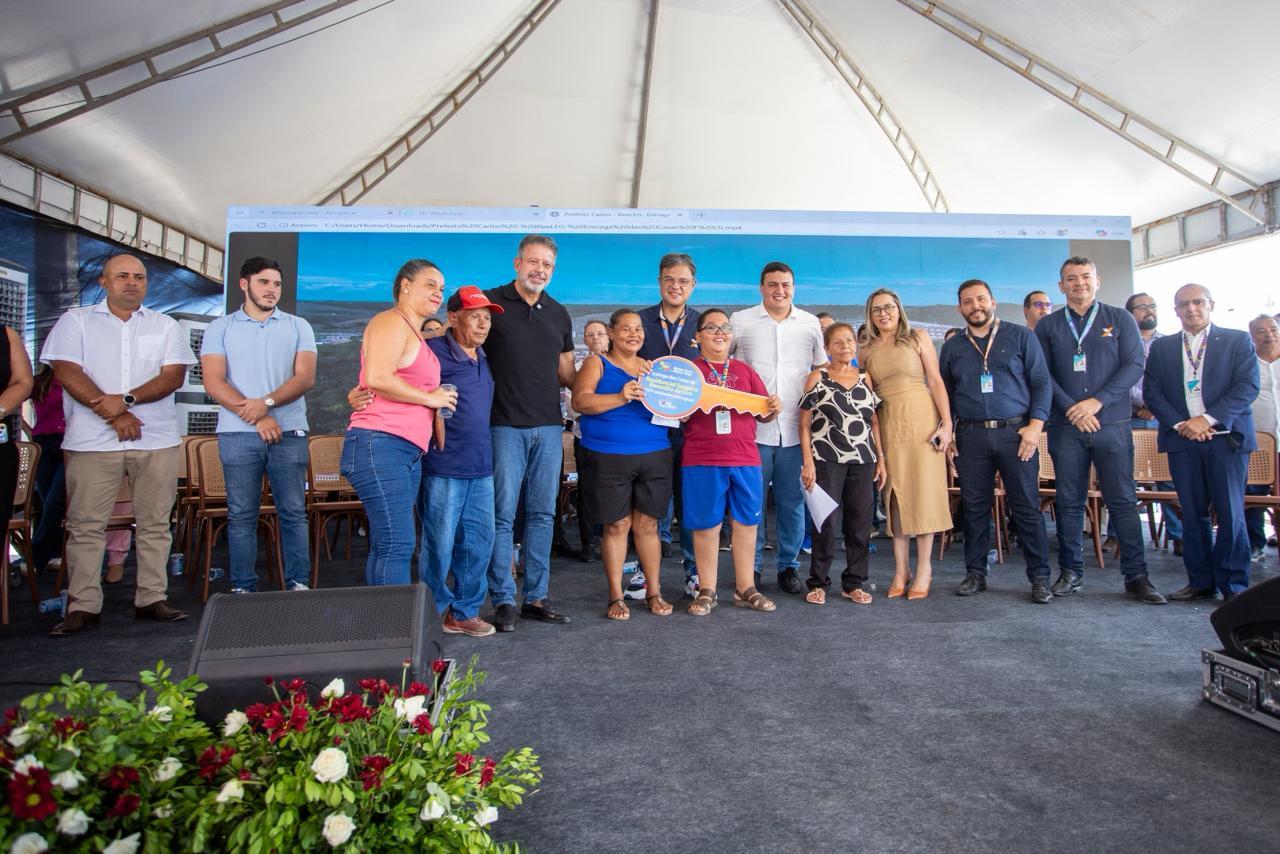 Prefeito Pedro Carlos entrega 609 casas e encerra espera de 15 anos em Rio Largo
