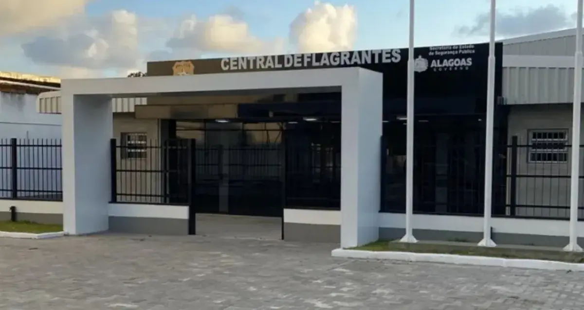 Dupla é presa com dois revólveres e moto roubada em Satuba