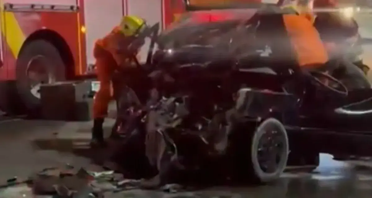 Motorista fica preso às ferragens após grave acidente entre carro e carreta na Forene, em Maceió