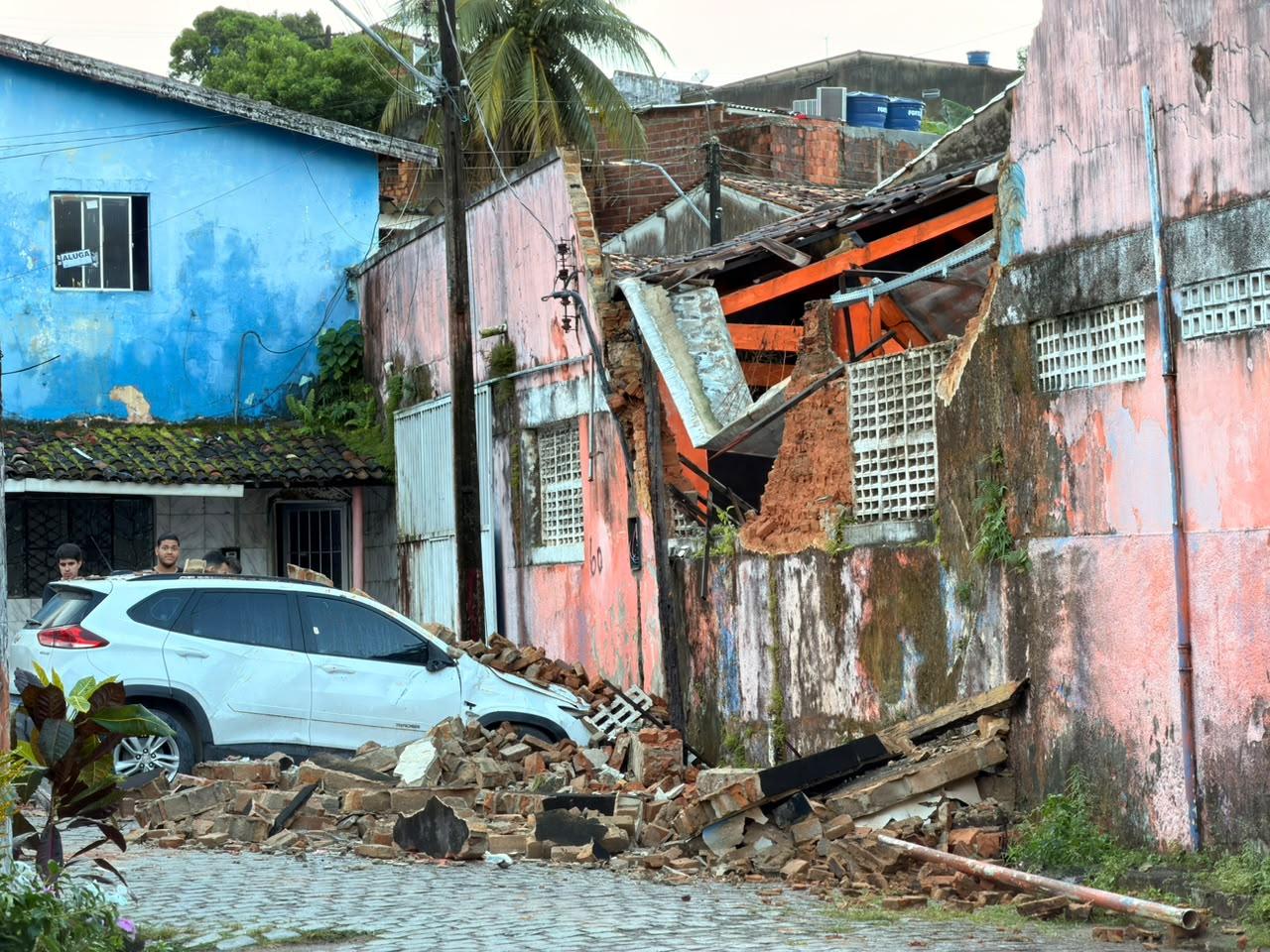 Parte de prédio antigo desaba e atinge veículos no Centro de Rio Largo