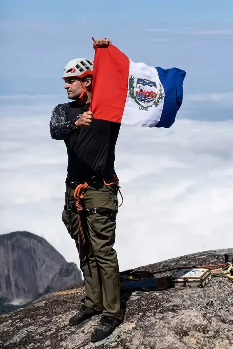 Alagoano conquista topo de montanha de 2 mil metros após escalada no Rio de Janeiro