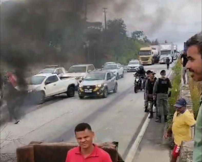 Caos em Novo Lino: Impasse por verbas entre Prefeita e Câmara culmina em bloqueio da BR-101 e paralisação do transporte universitário