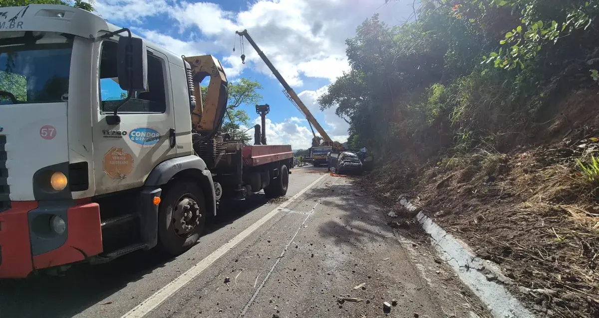 Cegonha com 11 carros tomba na BR-316 entre Satuba e Pilar