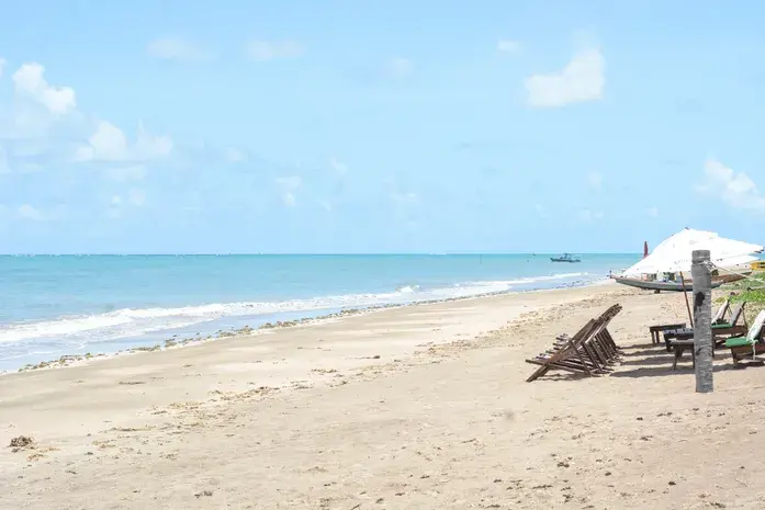 Entre muros e caminhos estreitos, acesso à praia vira disputa na Rota dos Milagres