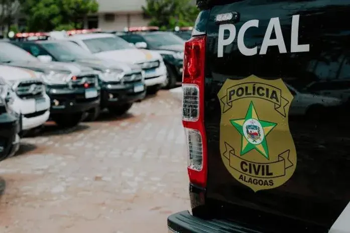 Homem com 13 passagens por roubo é preso enquanto cortava cabelo em Rio Largo
