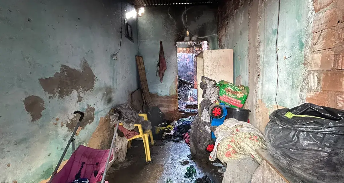 Incêndio toma conta de casa e mobiliza Bombeiros na Levada