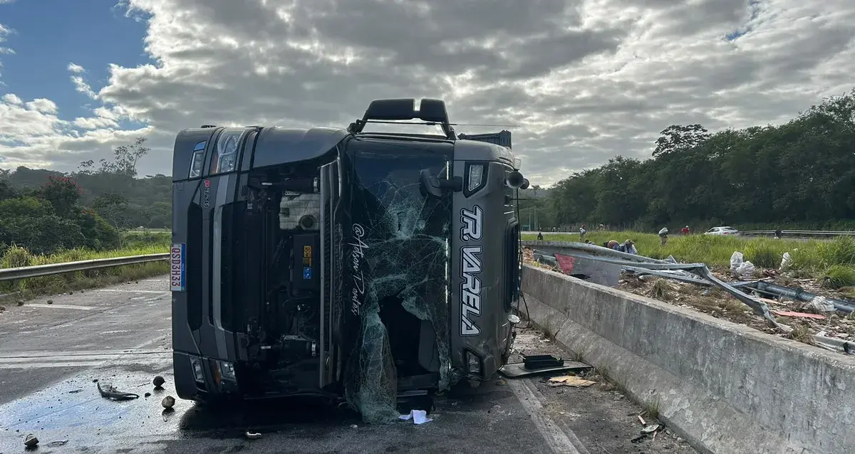 Motorista morre após caminhão carregado de coco tombar na BR-101, no Pilar