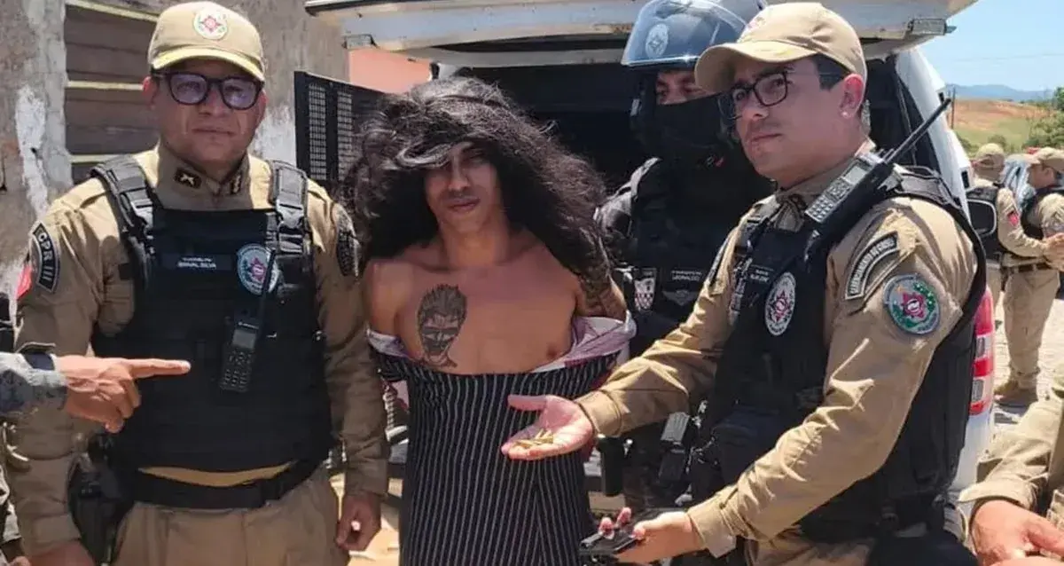 Suspeito de crimes é preso ao se vestir de mulher para enganar polícia