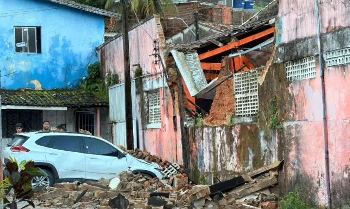 Parte de prédio antigo desaba e atinge veículos no Centro de Rio Largo